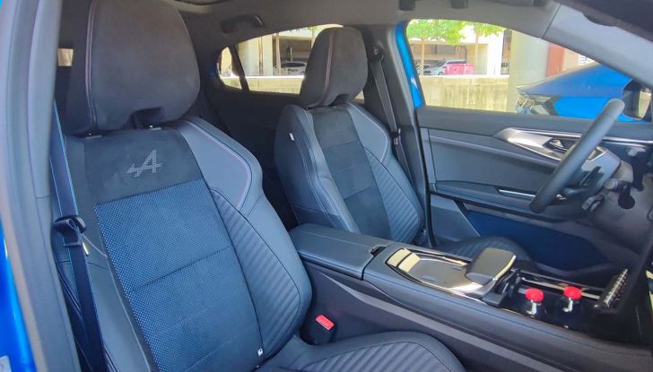 Renault Rafale 2024: prova su strada, allestimenti e prezzi del SUV coupé francese - Foto 31 di 35