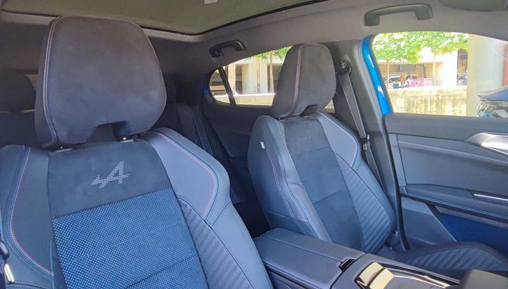 Renault Rafale 2024: prova su strada, allestimenti e prezzi del SUV coupé francese - Foto 32 di 35