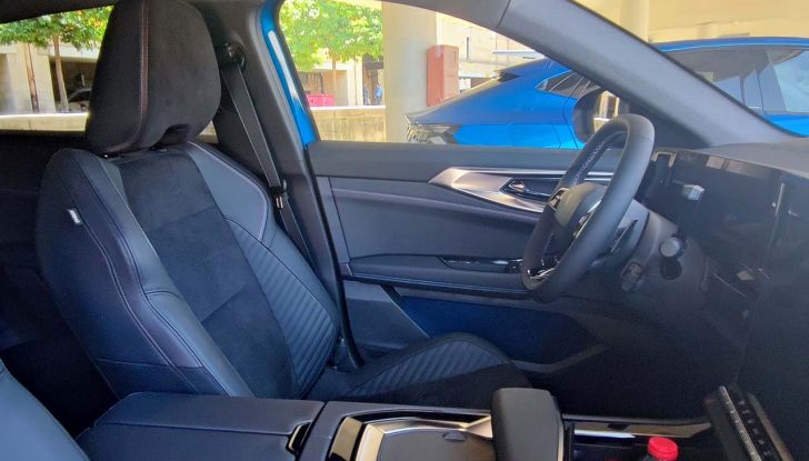 Renault Rafale 2024: prova su strada, allestimenti e prezzi del SUV coupé francese - Foto 33 di 35