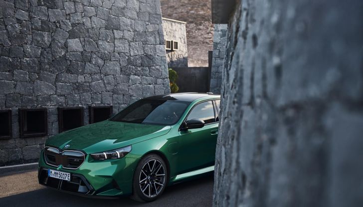 BMW M5 2025: caratteristiche, design, abitacolo, motore, autonomia, prestazioni e disponibilità - Foto 35 di 67