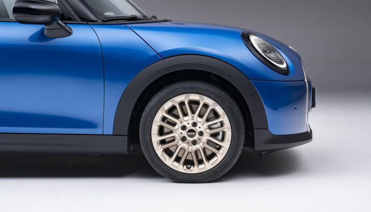 Mini Cooper 5 porte: caratteristiche, design, abitacolo, allestimenti, motori e prestazioni - Foto 19 di 31