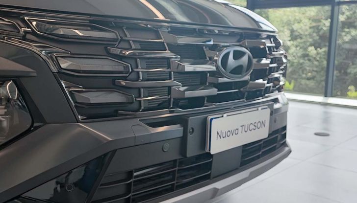 Hyundai Tucson 2024: prova su strada del SUV C in versione Full-Hybrid - Foto 32 di 35