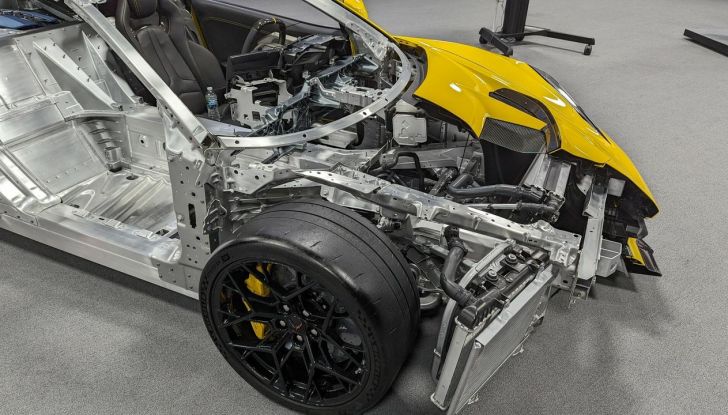 Chevrolet Corvette ZR1 2025: caratteristiche, design, abitacolo, motore, prestazioni e versioni - Foto 80 di 99