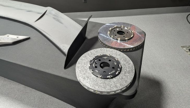 Chevrolet Corvette ZR1 2025: caratteristiche, design, abitacolo, motore, prestazioni e versioni - Foto 89 di 99