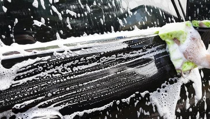 Come lavare auto: guida ai metodi e prodotti migliori - Foto 10 di 13