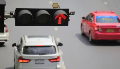 Codice della Strada: stop alle multe automatiche per chi supera la linea al semaforo