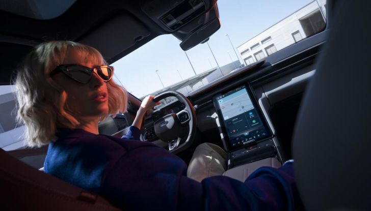 Nuova Ford Capri: caratteristiche, design, abitacolo, motori, versioni e autonomia - Foto 13 di 45