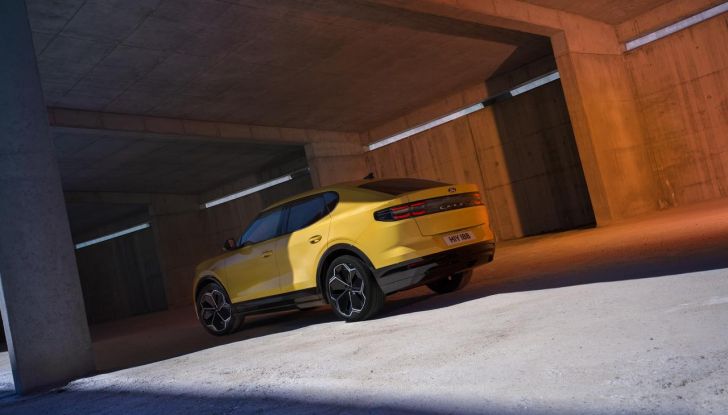 Nuova Ford Capri: caratteristiche, design, abitacolo, motori, versioni e autonomia - Foto 20 di 45