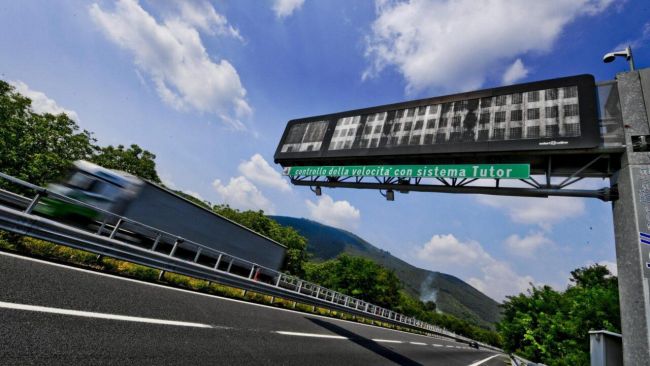 Come usare correttamente le corsie in autostrada: regole, divieti e sanzioni