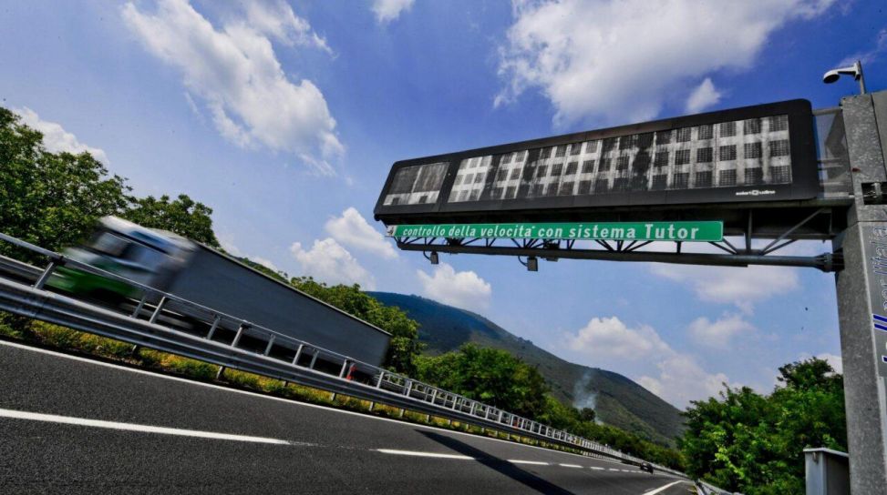 Come usare correttamente le corsie in autostrada: regole, divieti e sanzioni