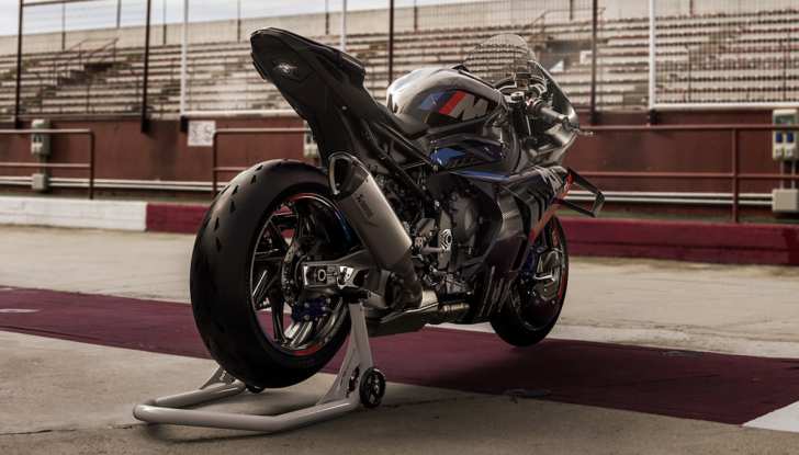 BMW M 1000 RR: la supermoto della polizia inglese per pattugliare le strade - Foto 1 di 7