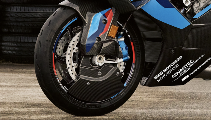 BMW M 1000 RR: la supermoto della polizia inglese per pattugliare le strade - Foto 2 di 7