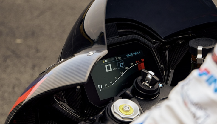 BMW M 1000 RR: la supermoto della polizia inglese per pattugliare le strade - Foto 3 di 7