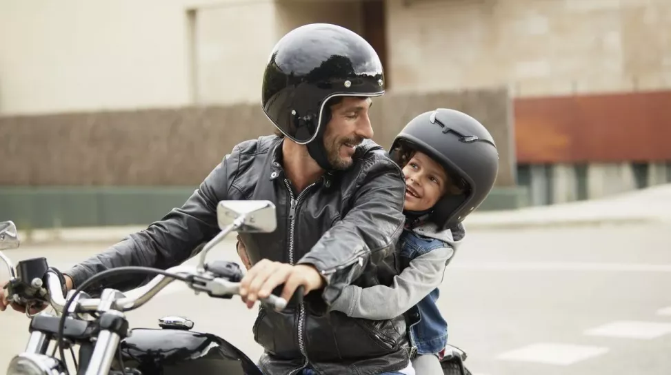 Bambini in moto e in scooter: ecco cosa dice la legge