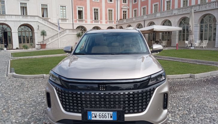 DFSK E5 PHEV e DFSK Glory 600 test drive, prezzi e impressioni di guida - Foto 16 di 30