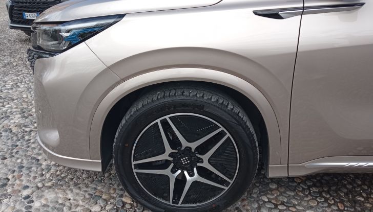 DFSK E5 PHEV e DFSK Glory 600 test drive, prezzi e impressioni di guida - Foto 17 di 30