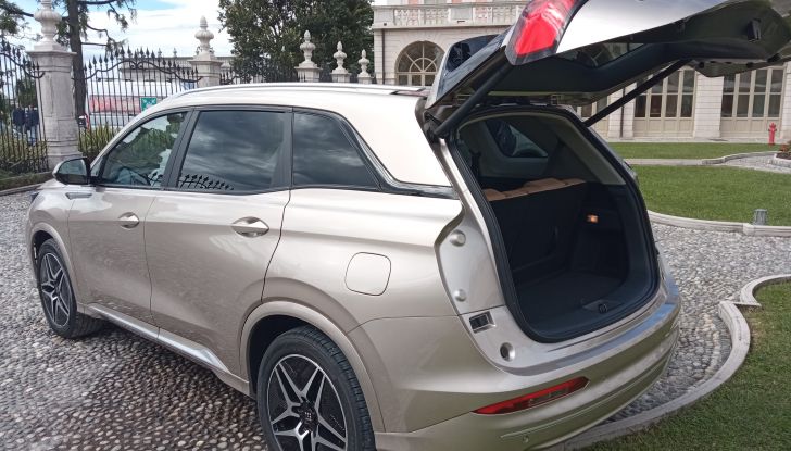 DFSK E5 PHEV e DFSK Glory 600 test drive, prezzi e impressioni di guida - Foto 19 di 30