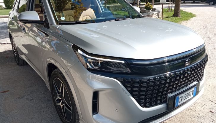 DFSK E5 PHEV e DFSK Glory 600 test drive, prezzi e impressioni di guida - Foto 28 di 30