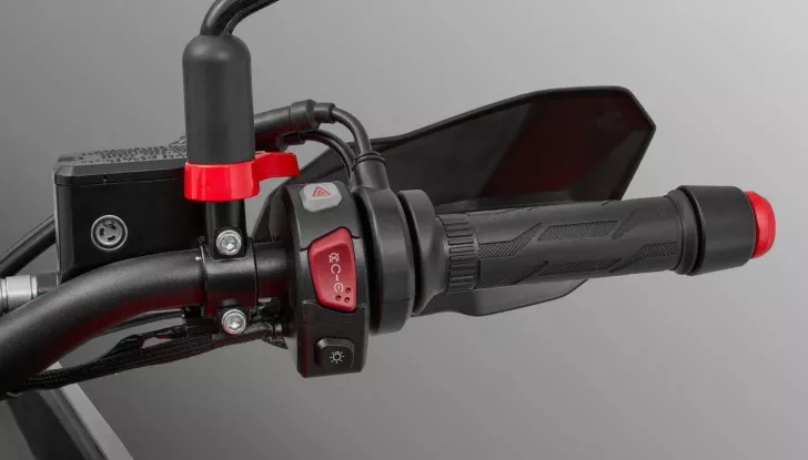 QJ Motor SRT 550 SX: l’adventure di media cilindrata made in Cina - Foto 4 di 13