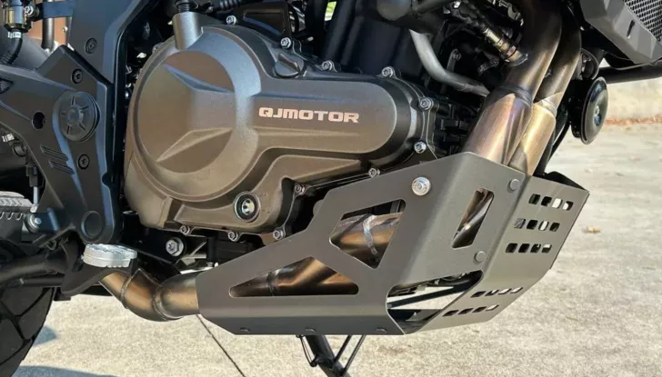 QJ Motor SRT 550 SX: l’adventure di media cilindrata made in Cina - Foto 8 di 13