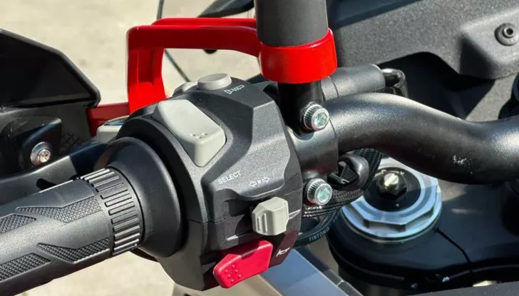 QJ Motor SRT 550 SX: l’adventure di media cilindrata made in Cina - Foto 9 di 13