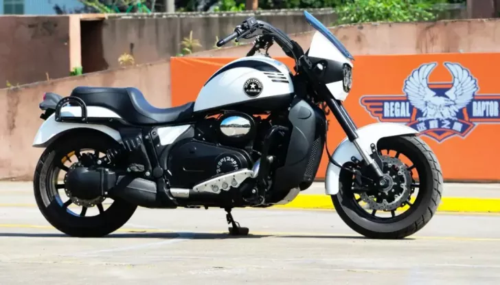 Regal Raptor V2: la maxi custom cinese con cambio da scooter - Foto 2 di 4