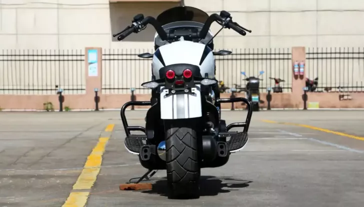 Regal Raptor V2: la maxi custom cinese con cambio da scooter - Foto 3 di 4