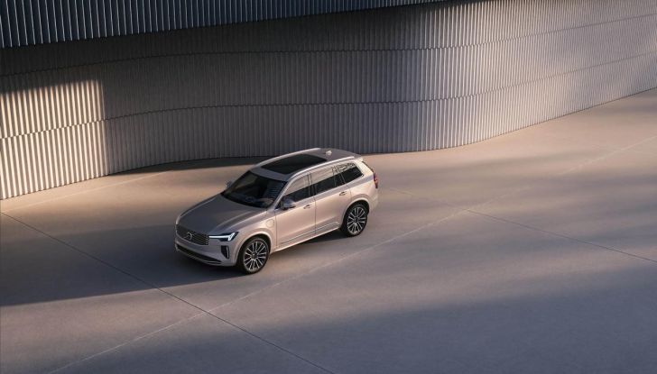 Volvo XC90 2025: caratteristiche, design, abitacolo, motori, versioni e disponibilità - Foto 3 di 36