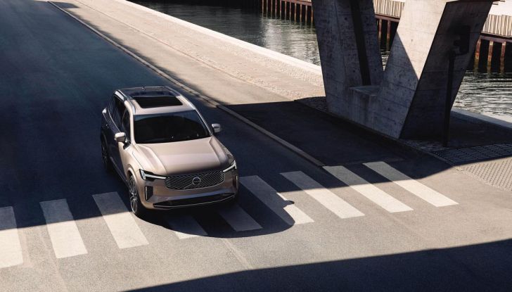 Volvo XC90 2025: caratteristiche, design, abitacolo, motori, versioni e disponibilità - Foto 22 di 36