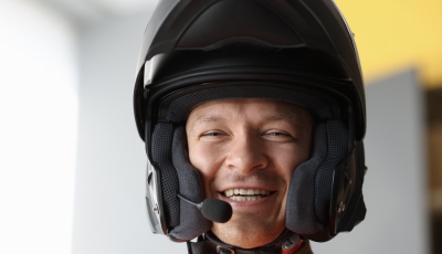 Ascoltare musica con l’interfono: pratica accettata o pericolosa?