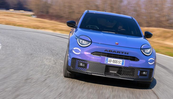 Nuova Abarth 600e: caratteristiche, design, abitacolo, motori, versioni, autonomia e prestazioni - Foto 37 di 131