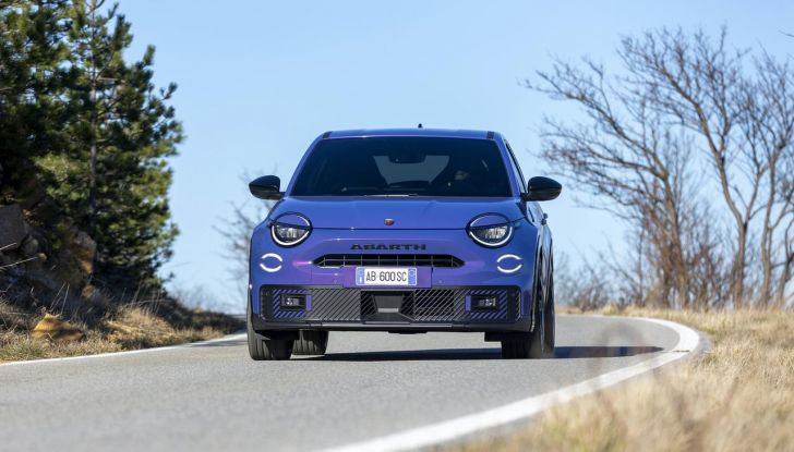 Nuova Abarth 600e: caratteristiche, design, abitacolo, motori, versioni, autonomia e prestazioni - Foto 43 di 131