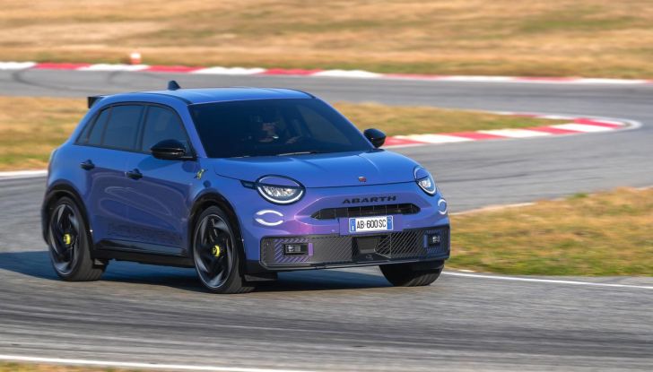 Nuova Abarth 600e: caratteristiche, design, abitacolo, motori, versioni, autonomia e prestazioni - Foto 33 di 131