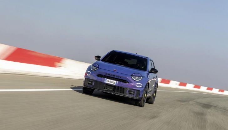 Nuova Abarth 600e: caratteristiche, design, abitacolo, motori, versioni, autonomia e prestazioni - Foto 25 di 131