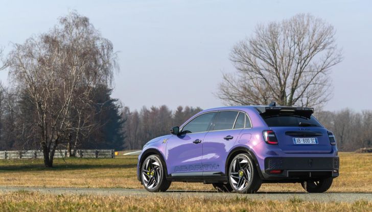 Nuova Abarth 600e: caratteristiche, design, abitacolo, motori, versioni, autonomia e prestazioni - Foto 28 di 131