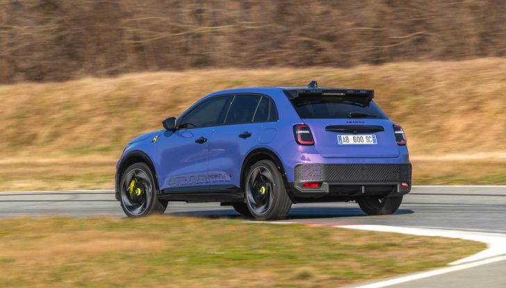 Nuova Abarth 600e: caratteristiche, design, abitacolo, motori, versioni, autonomia e prestazioni - Foto 34 di 131