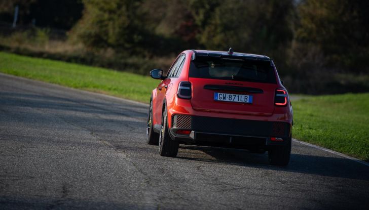Nuova Abarth 600e: caratteristiche, design, abitacolo, motori, versioni, autonomia e prestazioni - Foto 71 di 131