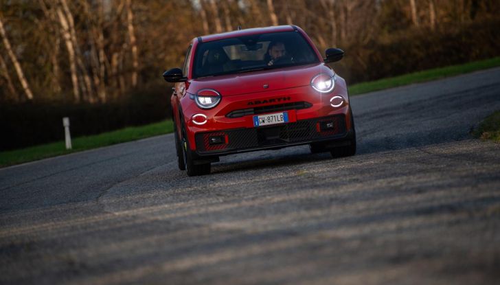 Nuova Abarth 600e: caratteristiche, design, abitacolo, motori, versioni, autonomia e prestazioni - Foto 72 di 131