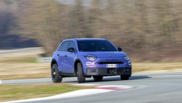 Nuova Abarth 600e: caratteristiche, design, abitacolo, motori, versioni, autonomia e prestazioni - Foto 27 di 131