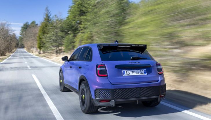 Nuova Abarth 600e: caratteristiche, design, abitacolo, motori, versioni, autonomia e prestazioni - Foto 38 di 131