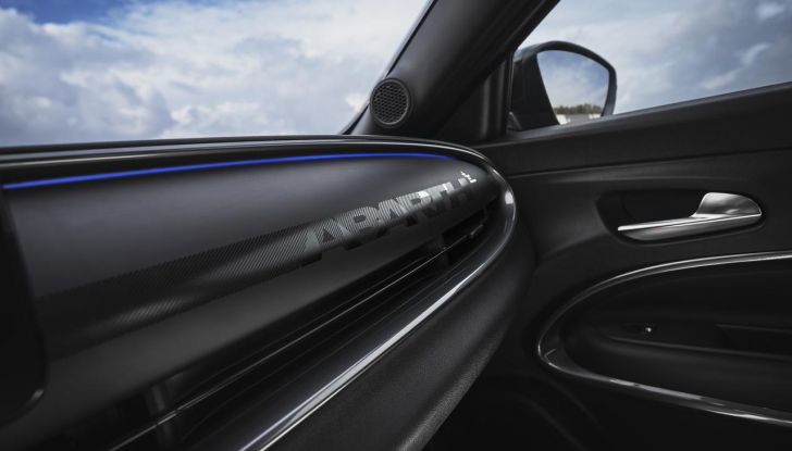 Nuova Abarth 600e: caratteristiche, design, abitacolo, motori, versioni, autonomia e prestazioni - Foto 18 di 131