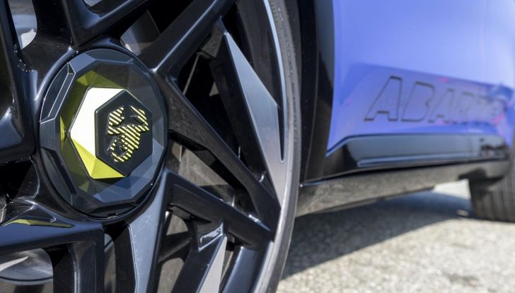 Nuova Abarth 600e: caratteristiche, design, abitacolo, motori, versioni, autonomia e prestazioni - Foto 47 di 131