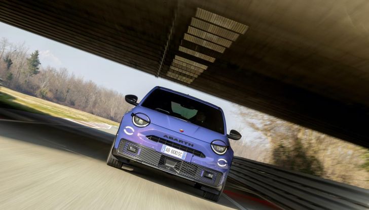 Nuova Abarth 600e: caratteristiche, design, abitacolo, motori, versioni, autonomia e prestazioni - Foto 35 di 131