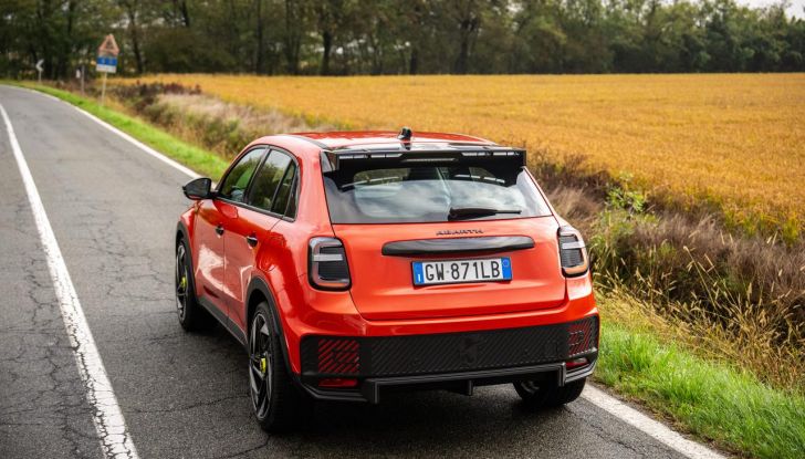 Nuova Abarth 600e: caratteristiche, design, abitacolo, motori, versioni, autonomia e prestazioni - Foto 51 di 131