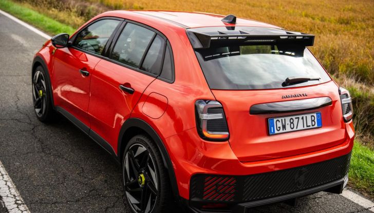 Nuova Abarth 600e: caratteristiche, design, abitacolo, motori, versioni, autonomia e prestazioni - Foto 50 di 131