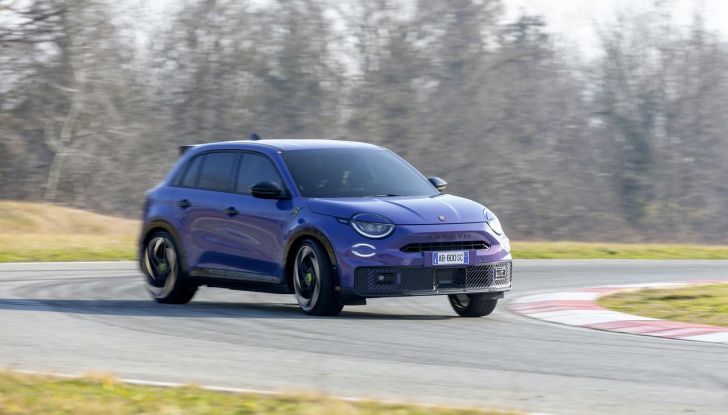 Nuova Abarth 600e: caratteristiche, design, abitacolo, motori, versioni, autonomia e prestazioni - Foto 29 di 131