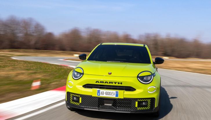 Nuova Abarth 600e: caratteristiche, design, abitacolo, motori, versioni, autonomia e prestazioni - Foto 80 di 131