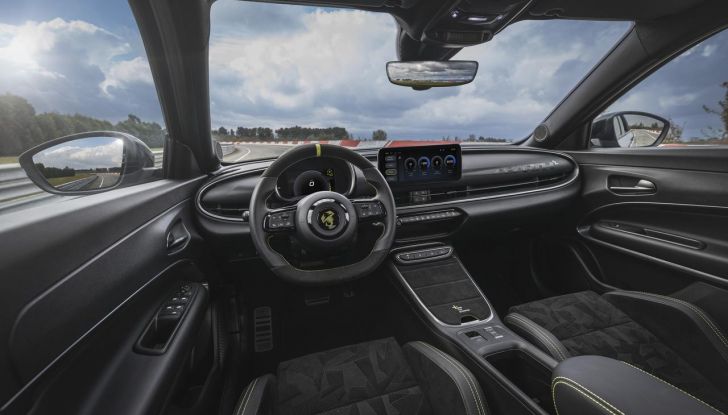 Nuova Abarth 600e: caratteristiche, design, abitacolo, motori, versioni, autonomia e prestazioni - Foto 16 di 131