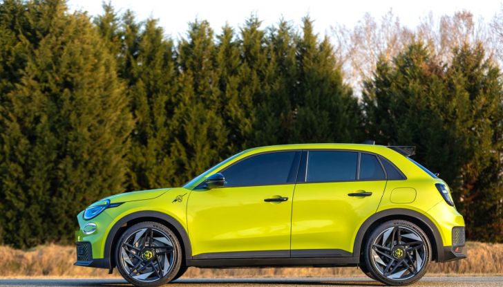 Nuova Abarth 600e: caratteristiche, design, abitacolo, motori, versioni, autonomia e prestazioni - Foto 85 di 131