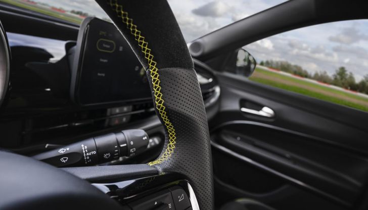 Nuova Abarth 600e: caratteristiche, design, abitacolo, motori, versioni, autonomia e prestazioni - Foto 56 di 131